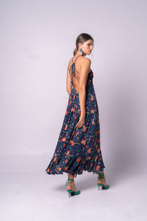 Vestido azul con espalda descubierta y tela fluida.