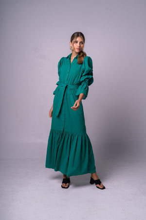 Vestido largo con botones, mangas con volumen y cinturón.