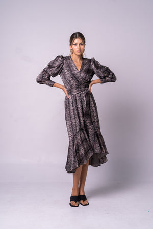 Vestido midi con mangas largas en estampado pitón.