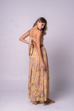 Vestido largo de tiras con lazos posteriores y espalda descubierta.