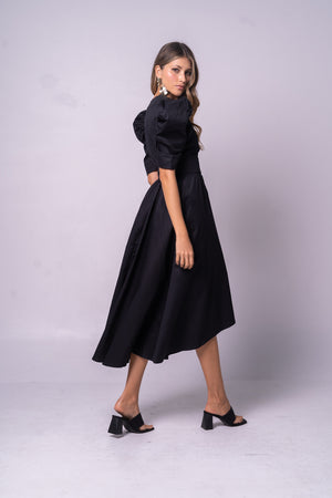 Vestido negro con vuelo asimétrico para celebraciones.