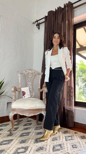 Blazer beige con pantalón negro y botas doradas