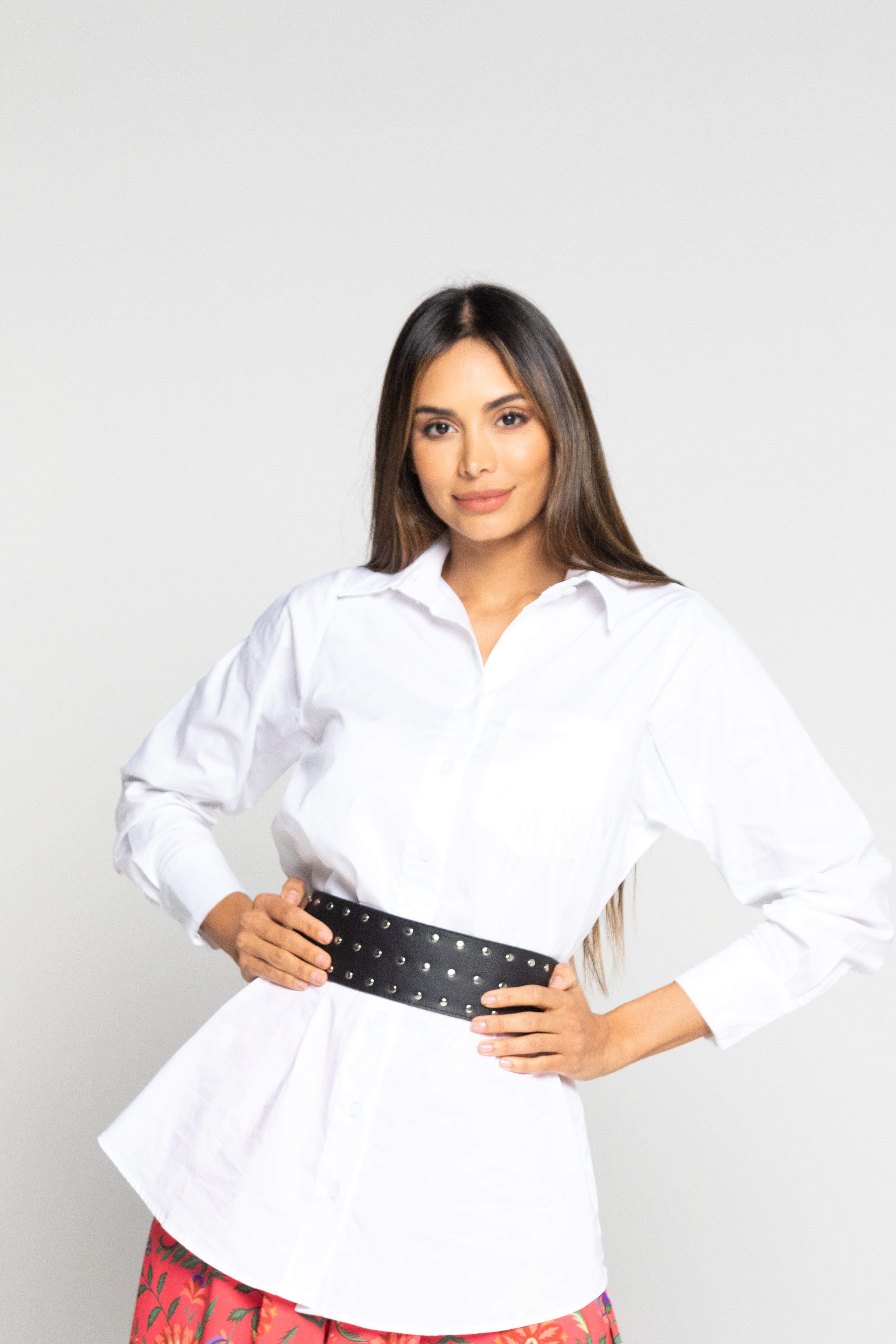 Camisa con cinturón de taches negro