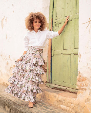 falda larga y satinada con camisa blanca
