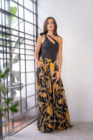 pantalón palazzo con blusa asimétrica negra