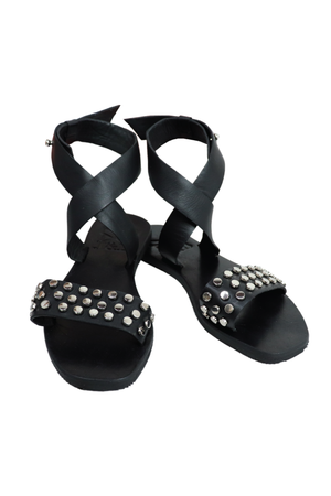 Sandalias con taches y tiras