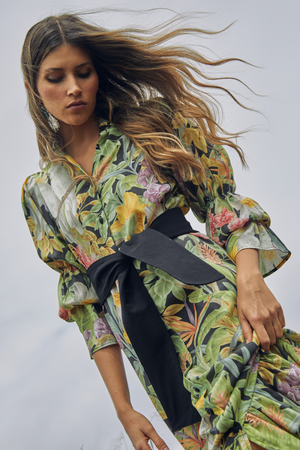 Vestido con cinturón estampado