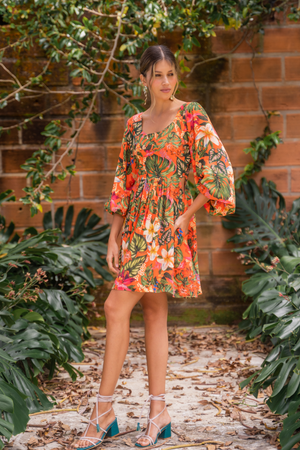 Vestido corto con escote cuadrado y cierre en la espalda.