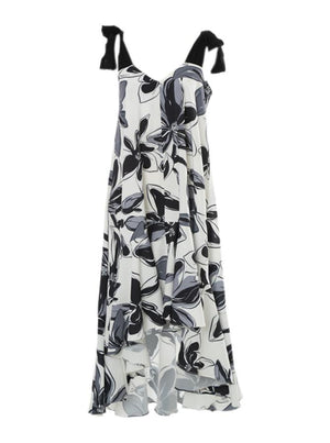 Vestido largo con corte asimétrico y estampado blanco y negro.