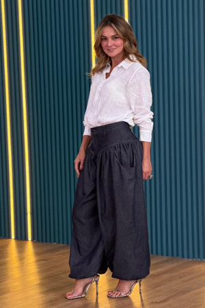 PTJ00010 pantalón con costuras y blusa blanca 