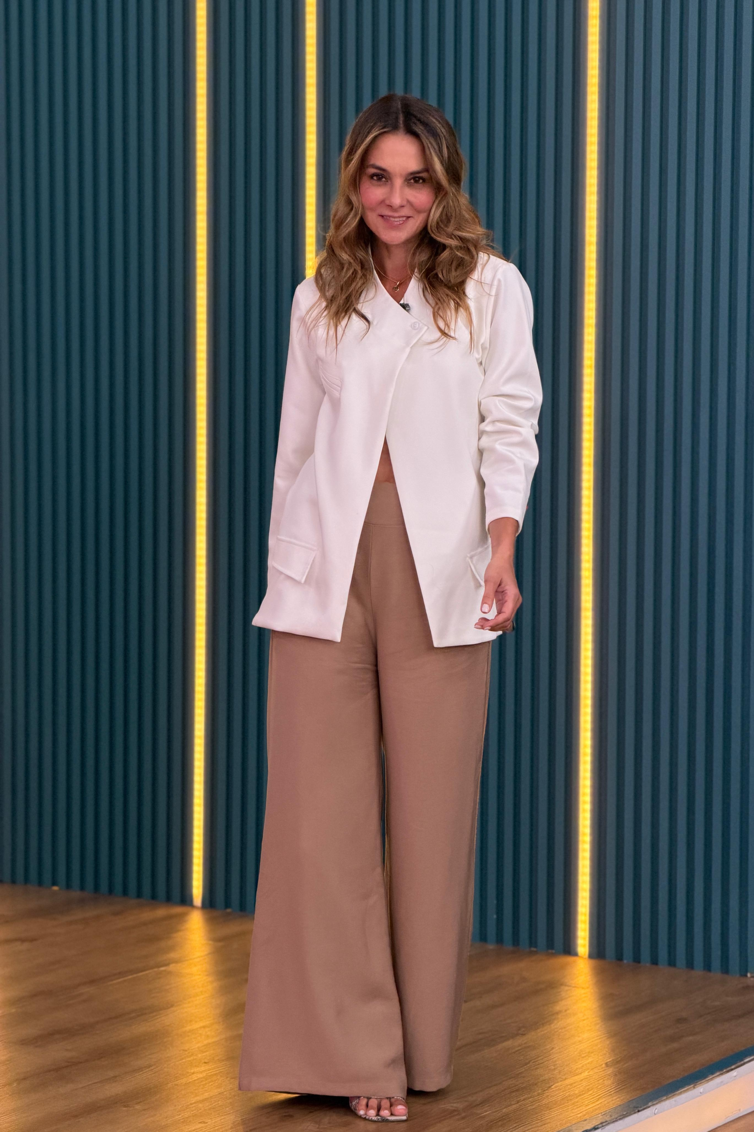 PTJ004912 pantalón arena con blazer blanco con pantalón arena