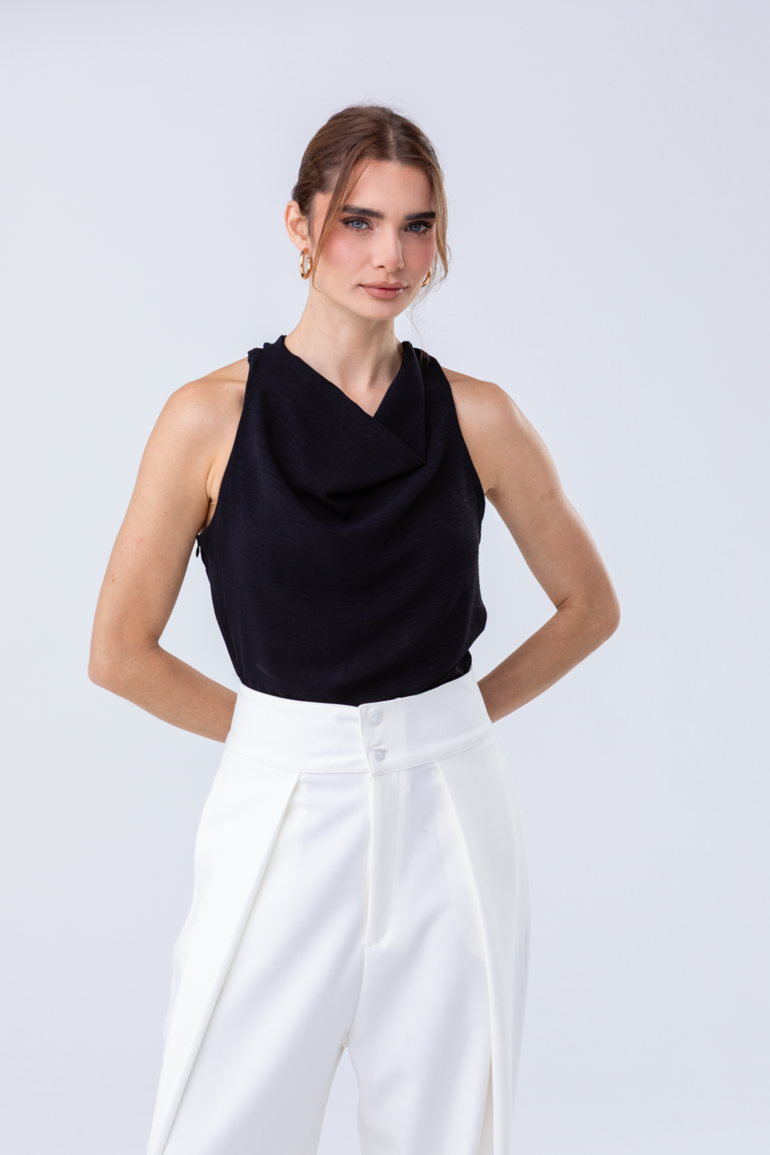 PTJ0057 blusa negra con tiras para looks de oficina