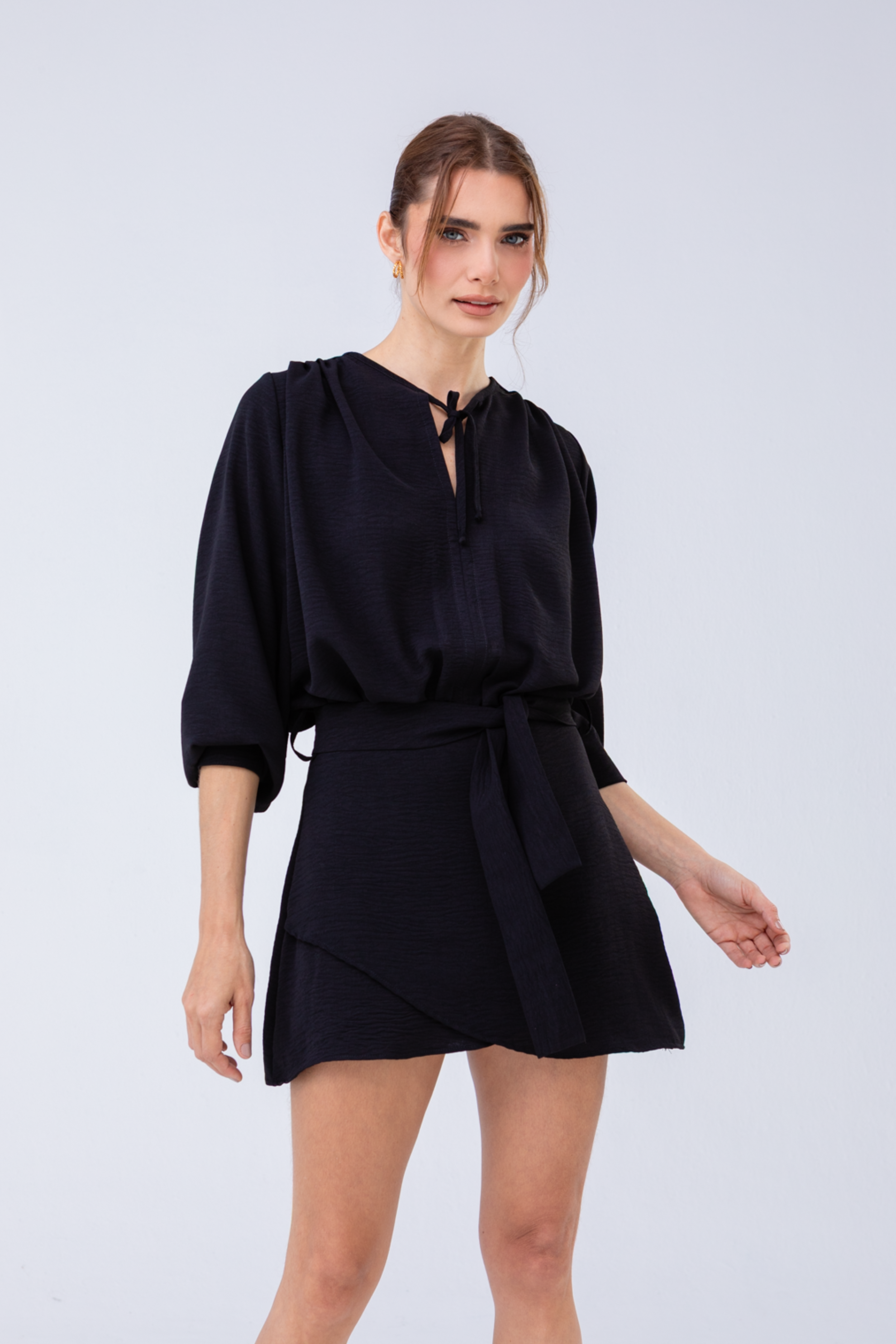 PTJ0057 vestido corto negro con laos delanteros