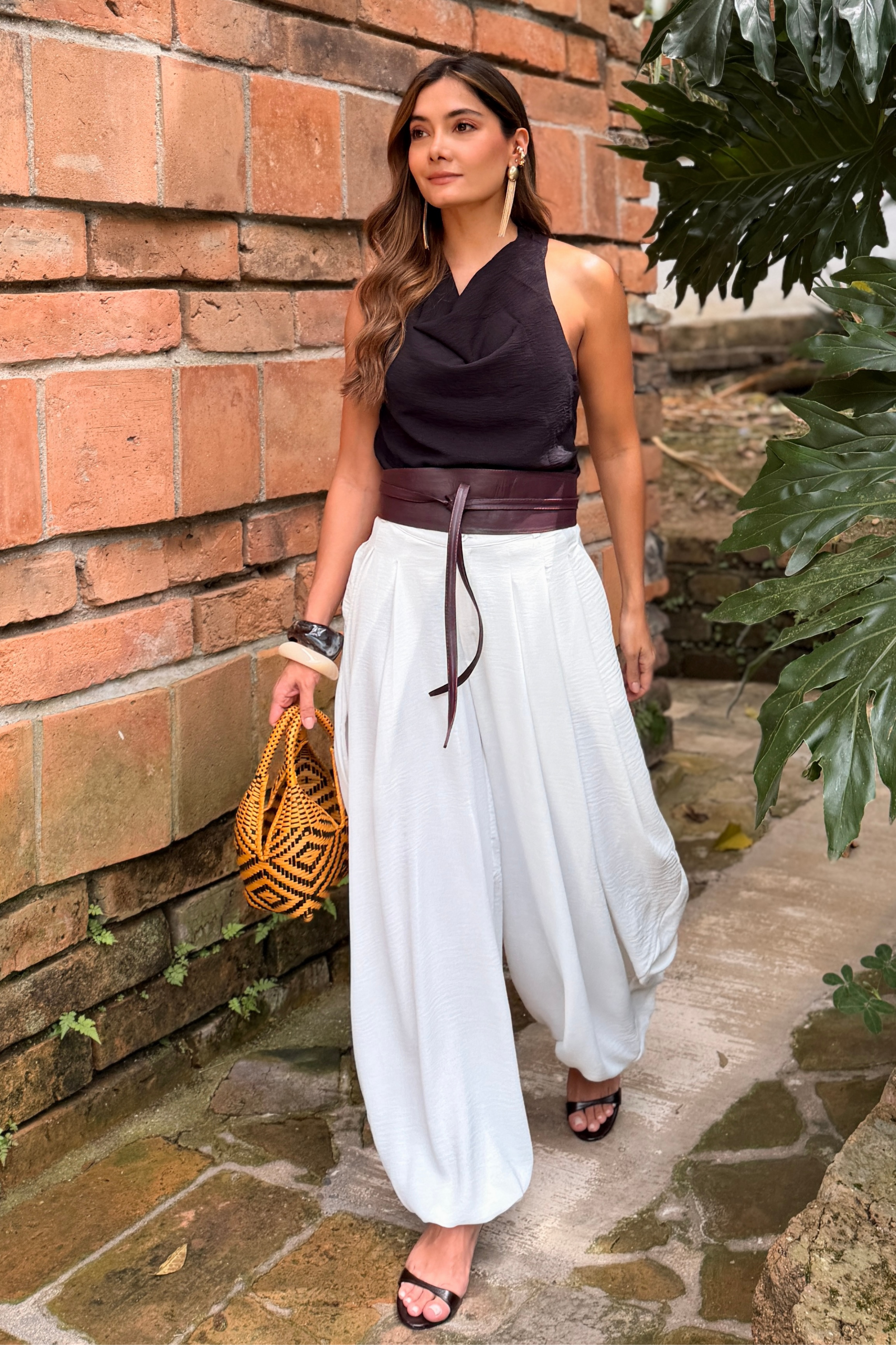 PTJ00591200 blusa negra con tiras y correa