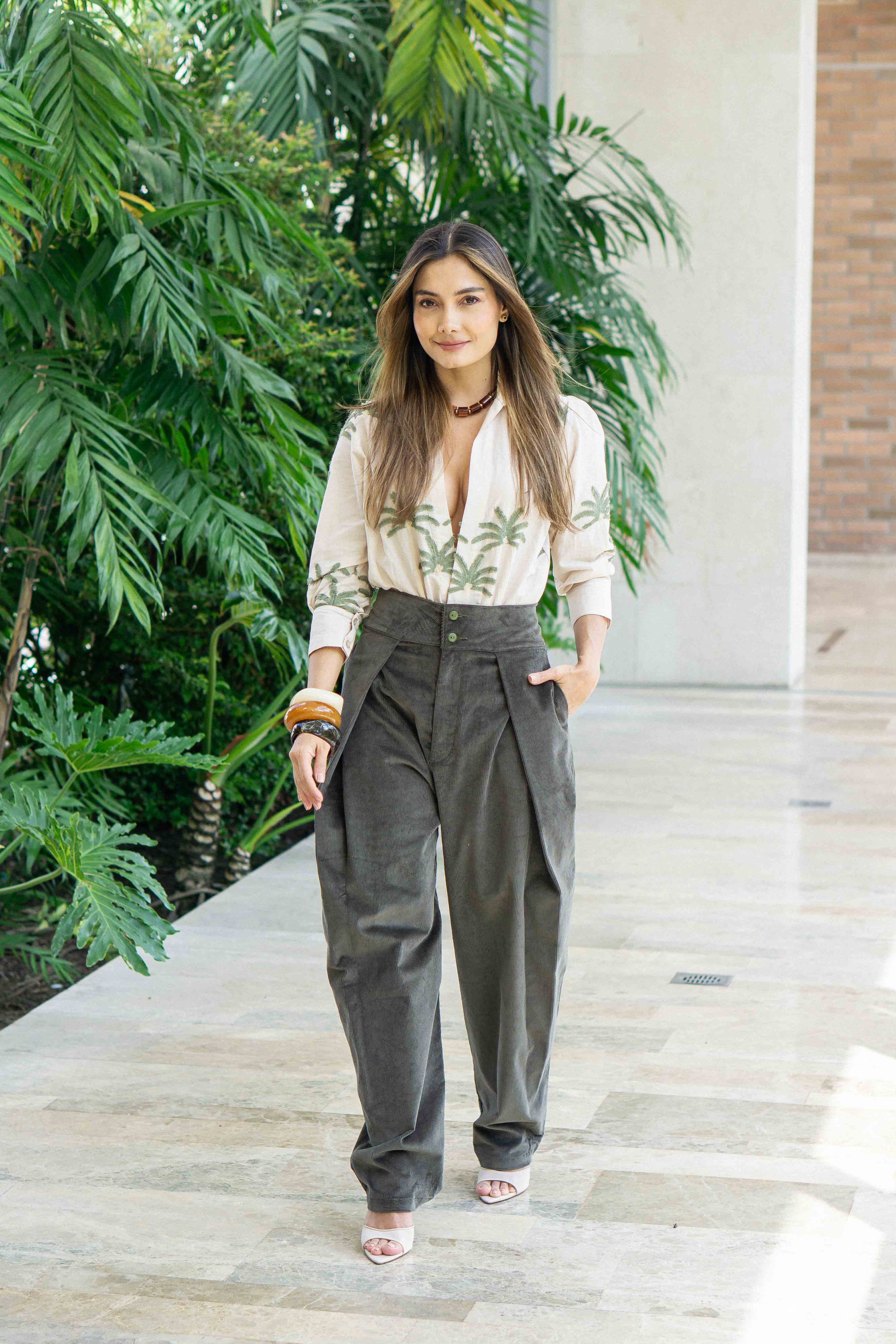 PTJ006901 pantalón verde con bolsilloscon body de palmeras