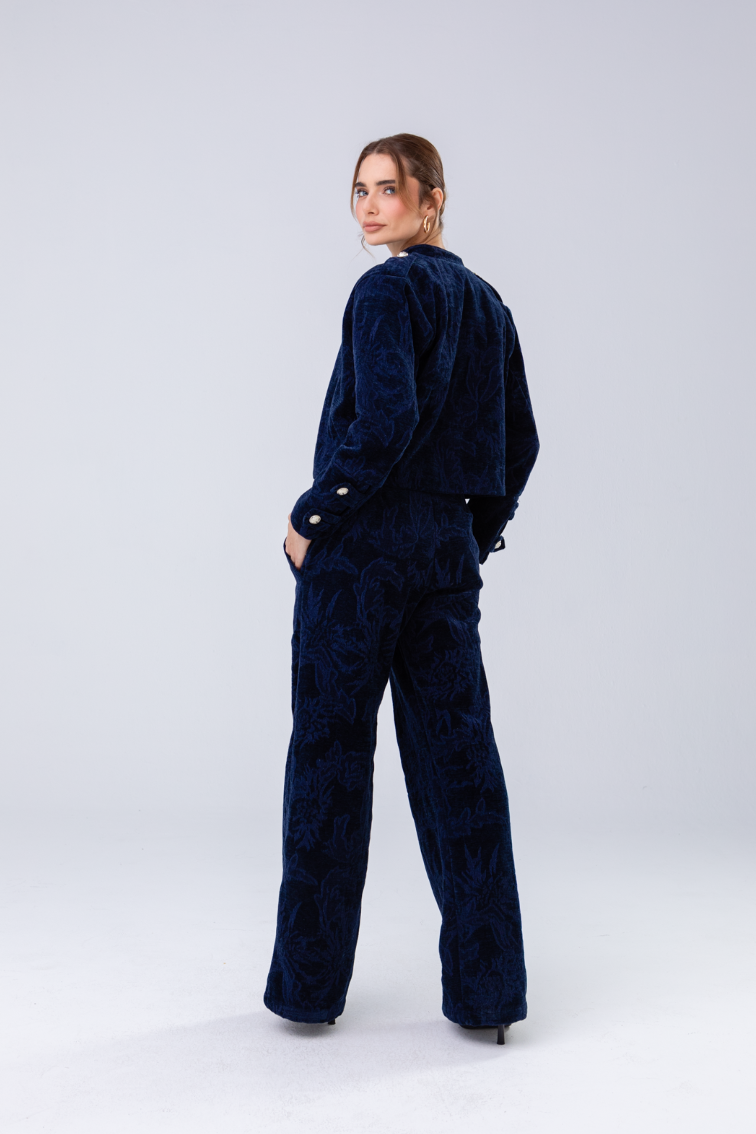 PTJ010111 pantalón con bolsillos laterales color azul oscuro con bordados y chaqueta