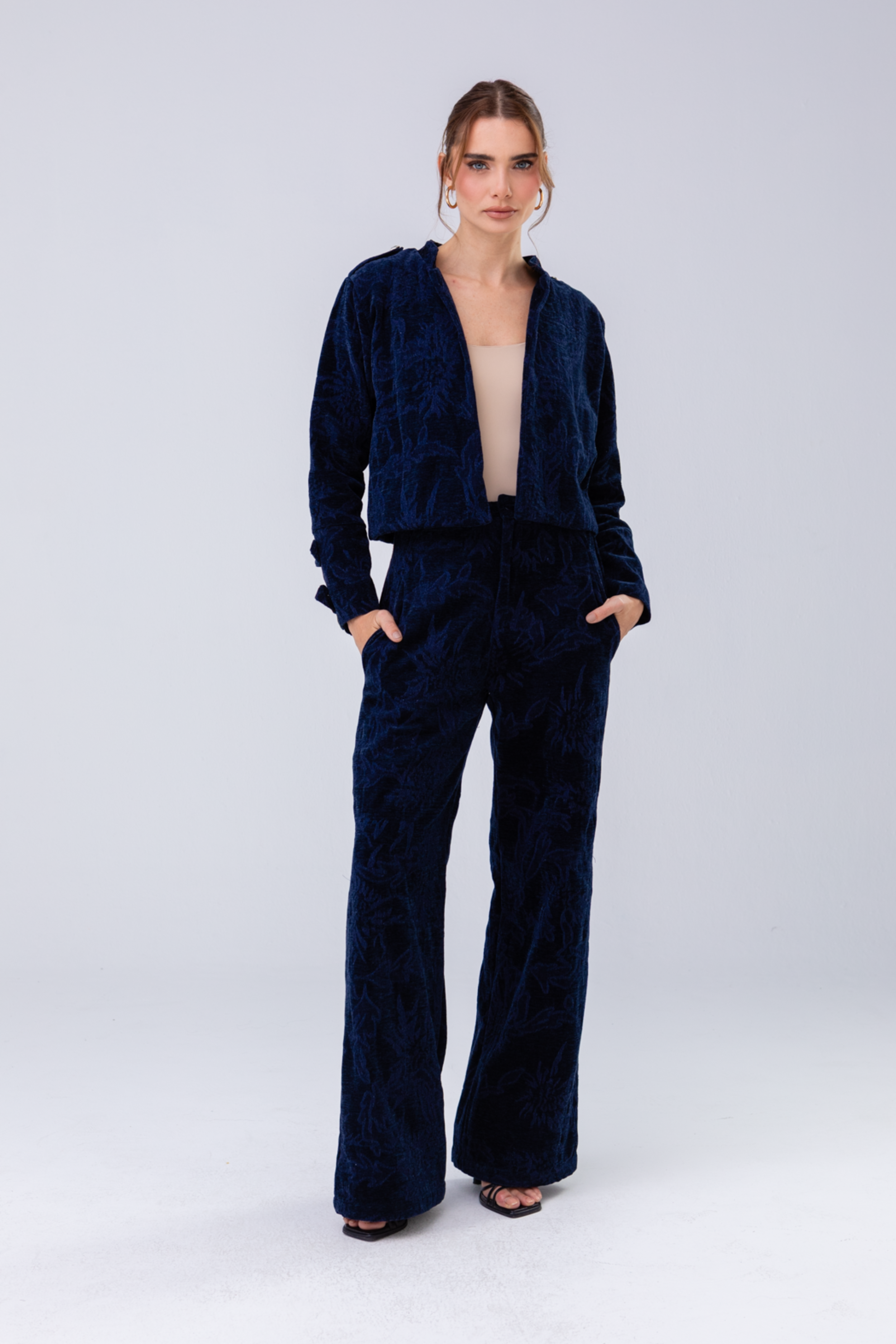 PTJ010111 pantalón con bolsillos laterales color azul oscuro con chaqueta azul