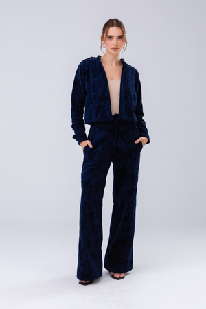 PTJ010111 pantalón con bolsillos laterales color azul oscuro con chaqueta azul
