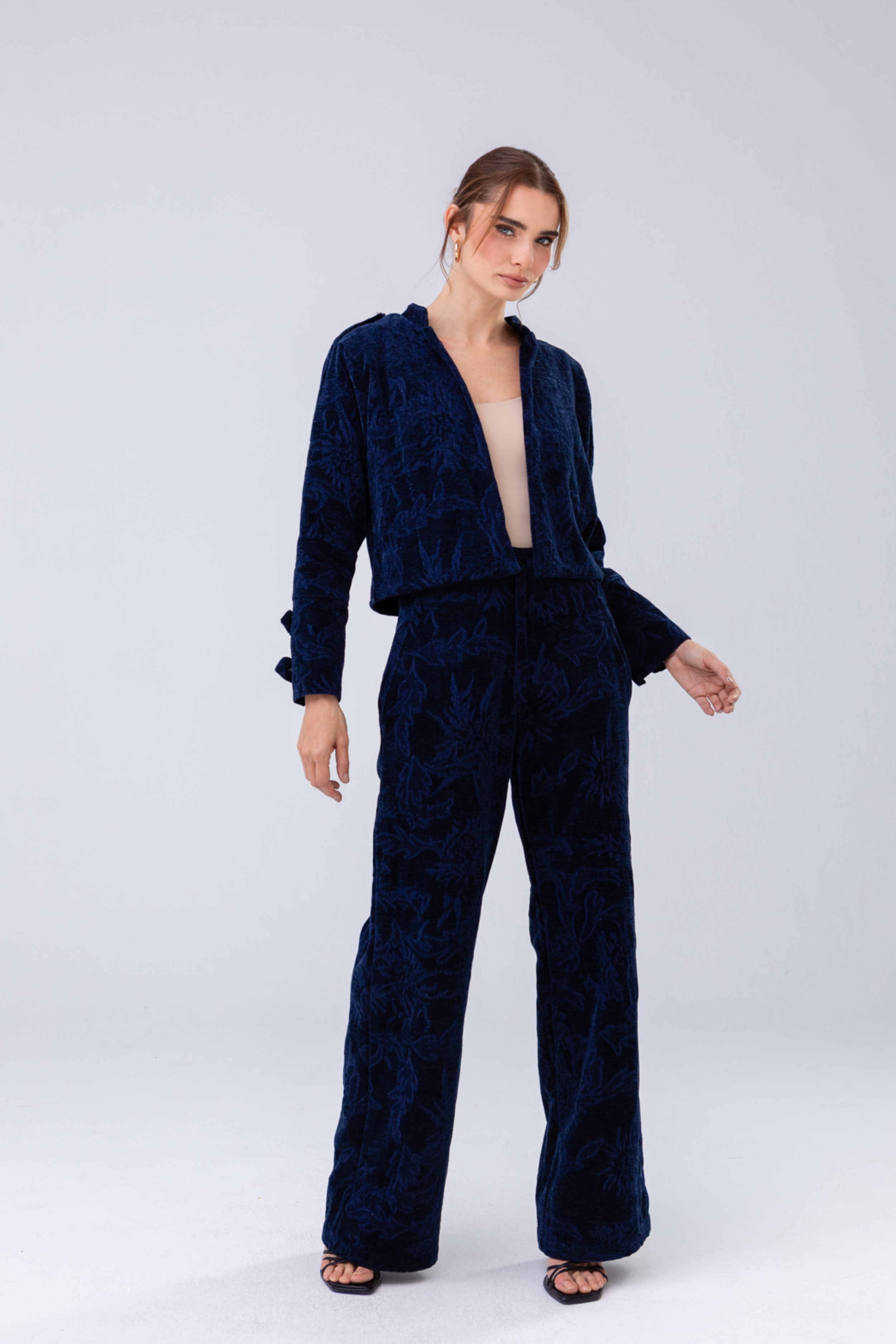 PTJ010111 pantalón con bolsillos laterales color azul oscuro con body nude