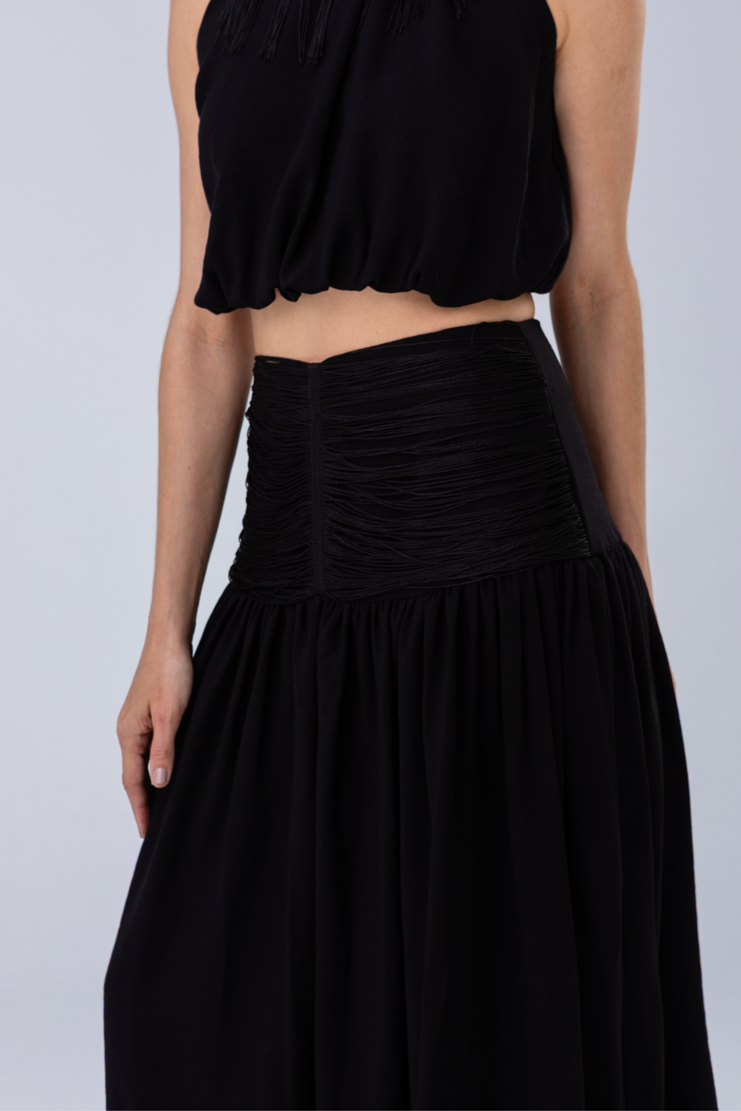 PTJ0104 falda con drapeado negro 
