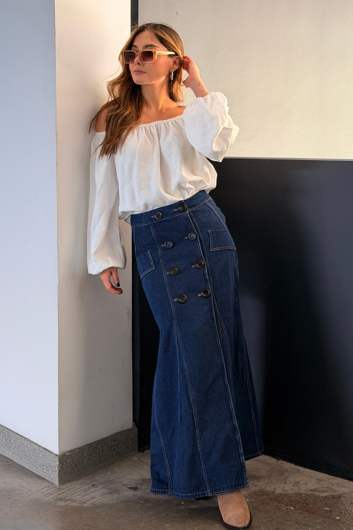PTJ0108010 blusa blanca con resortes y falda azul con botones