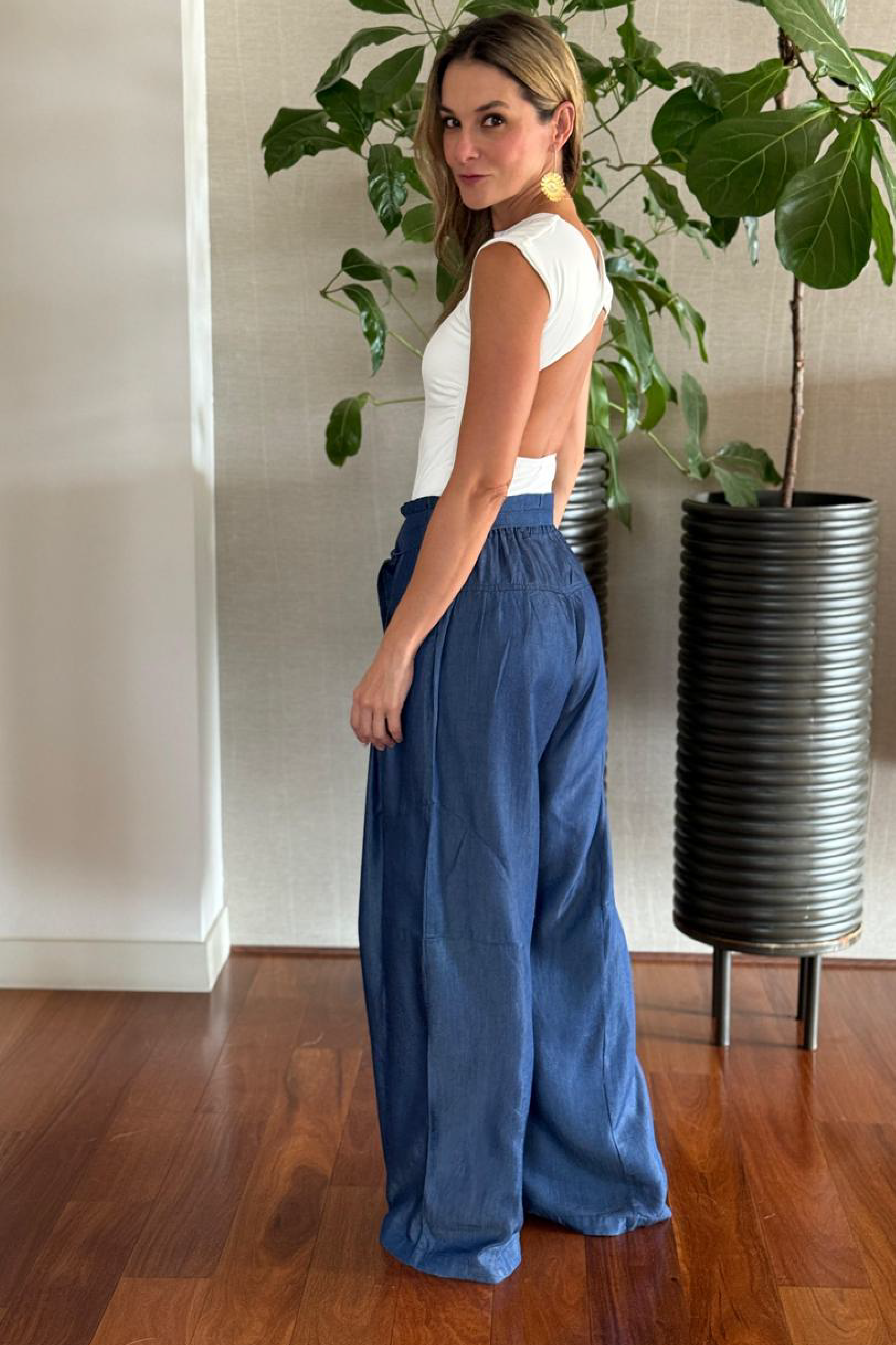 PTJ12420200 pantalón azul con recogido en la parte trasera