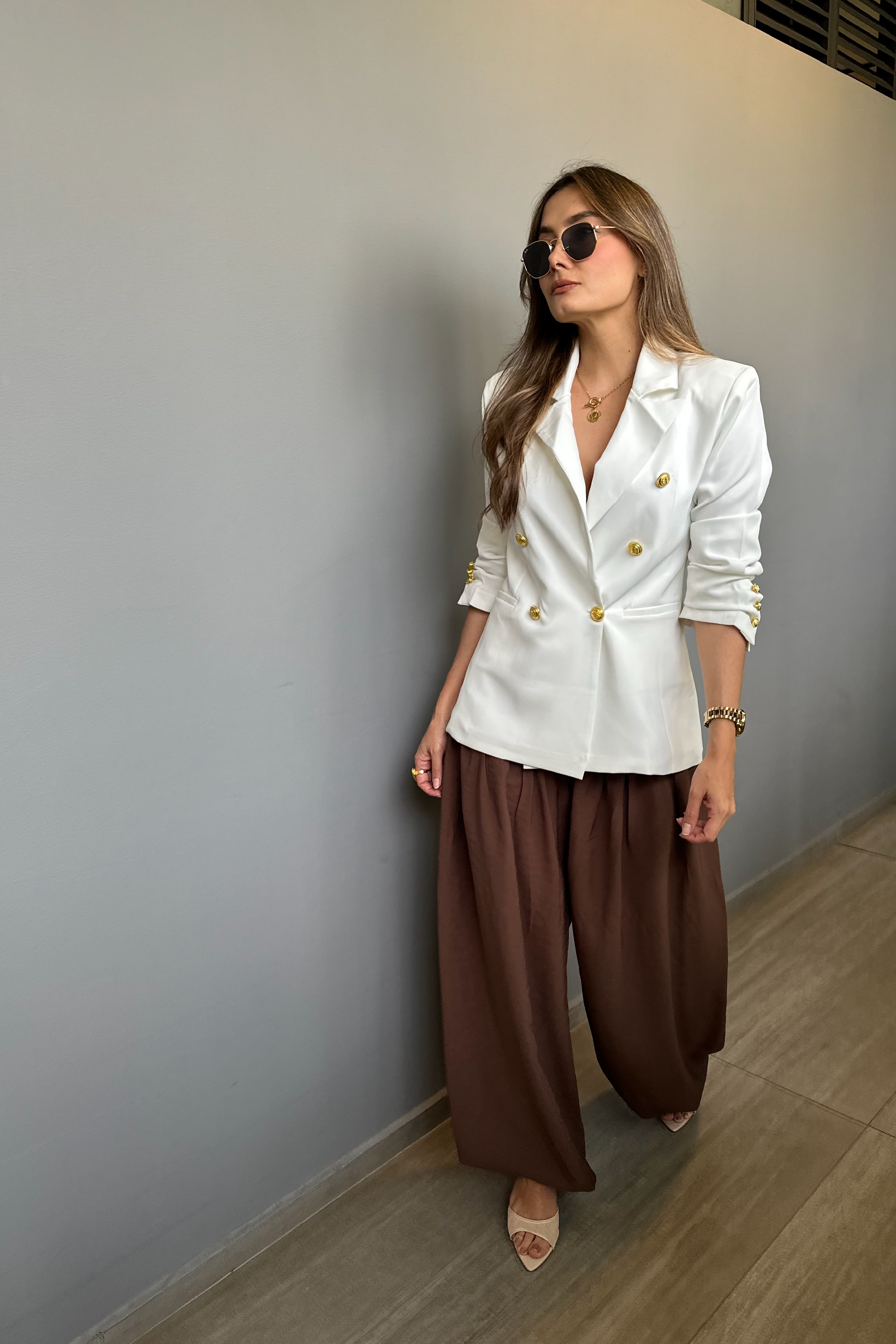 PTJ12851200 blazer blanco con pantalón café con gafas