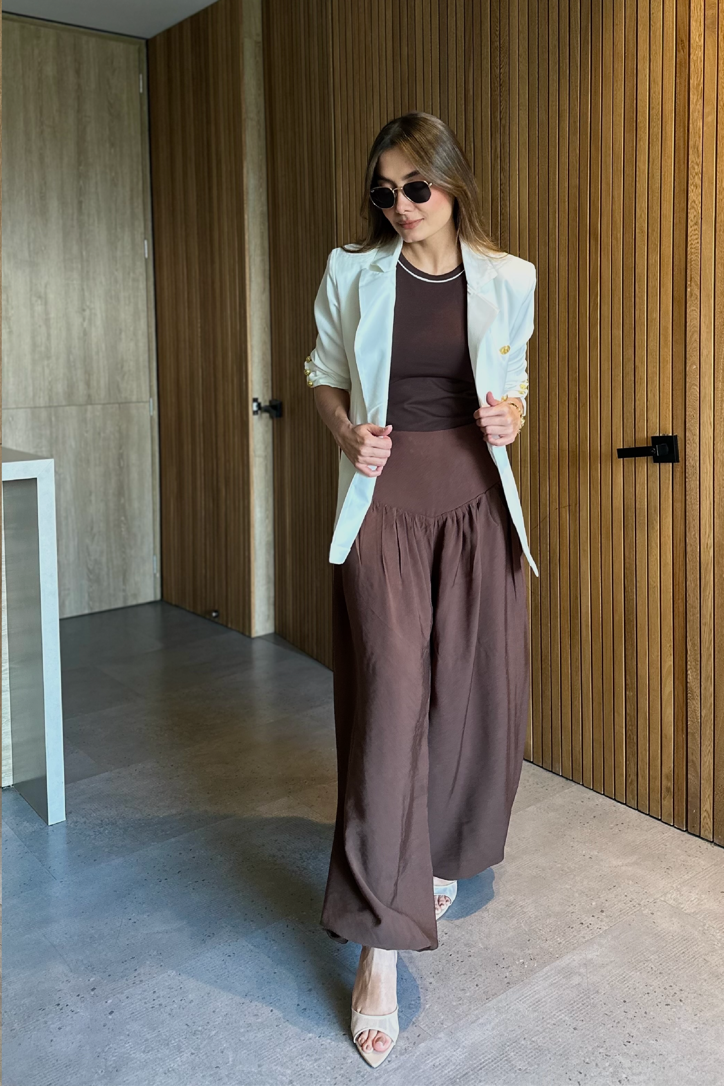 PTJ12851200 blazer blanco con pantalón café 