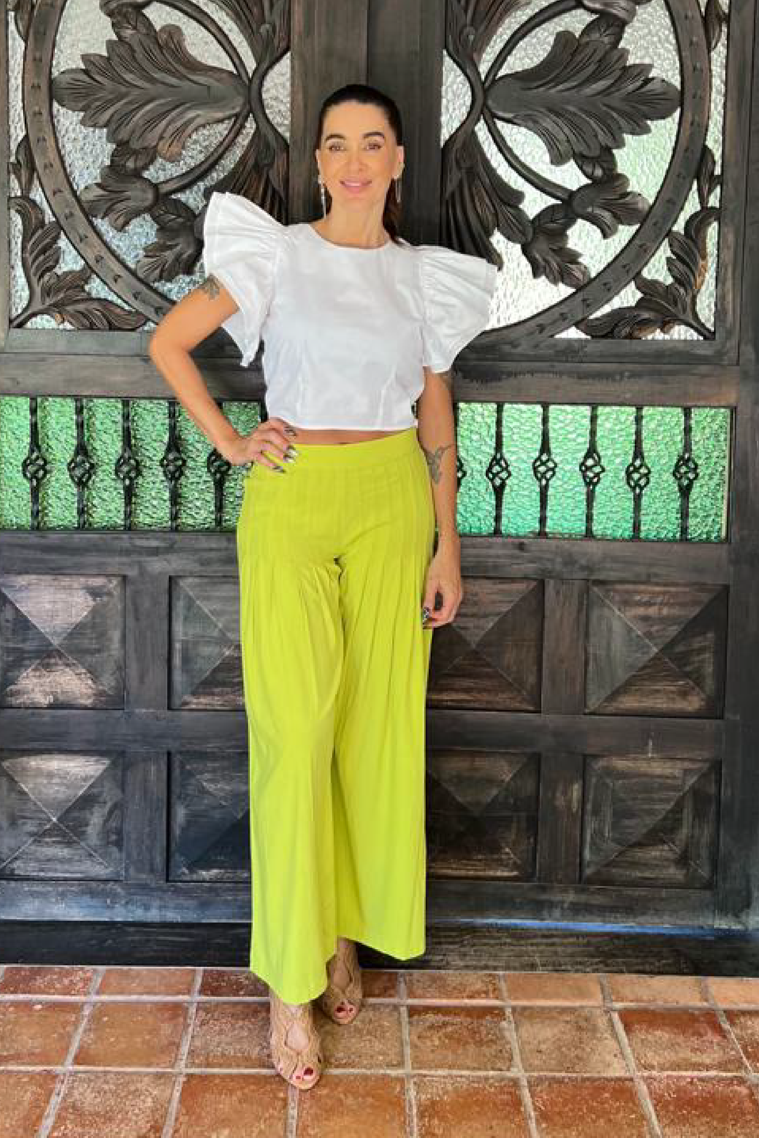 PTJ1319 pantalón verde con blusa blanca 