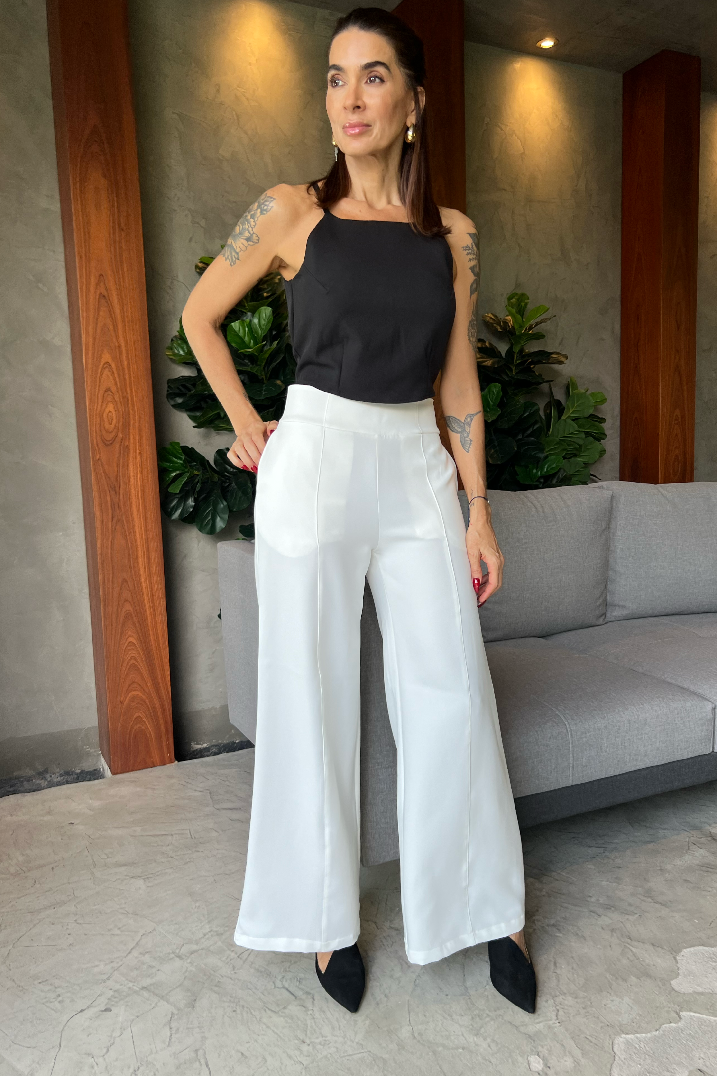 PTJ132512 crop top negro con pantalón blanco bota amplia