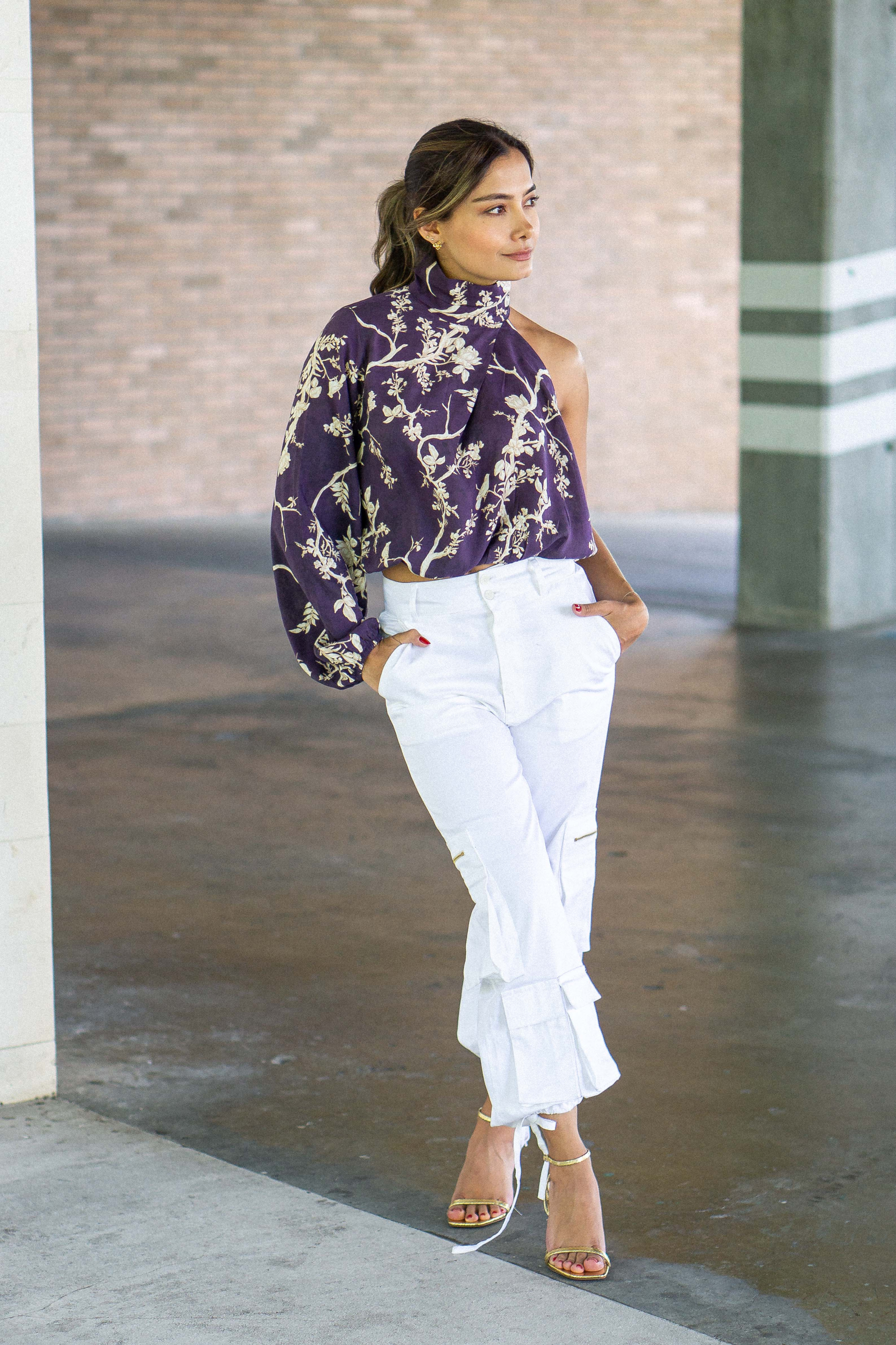 Pantalón cargo con amarre en bota color blanco con modelo
