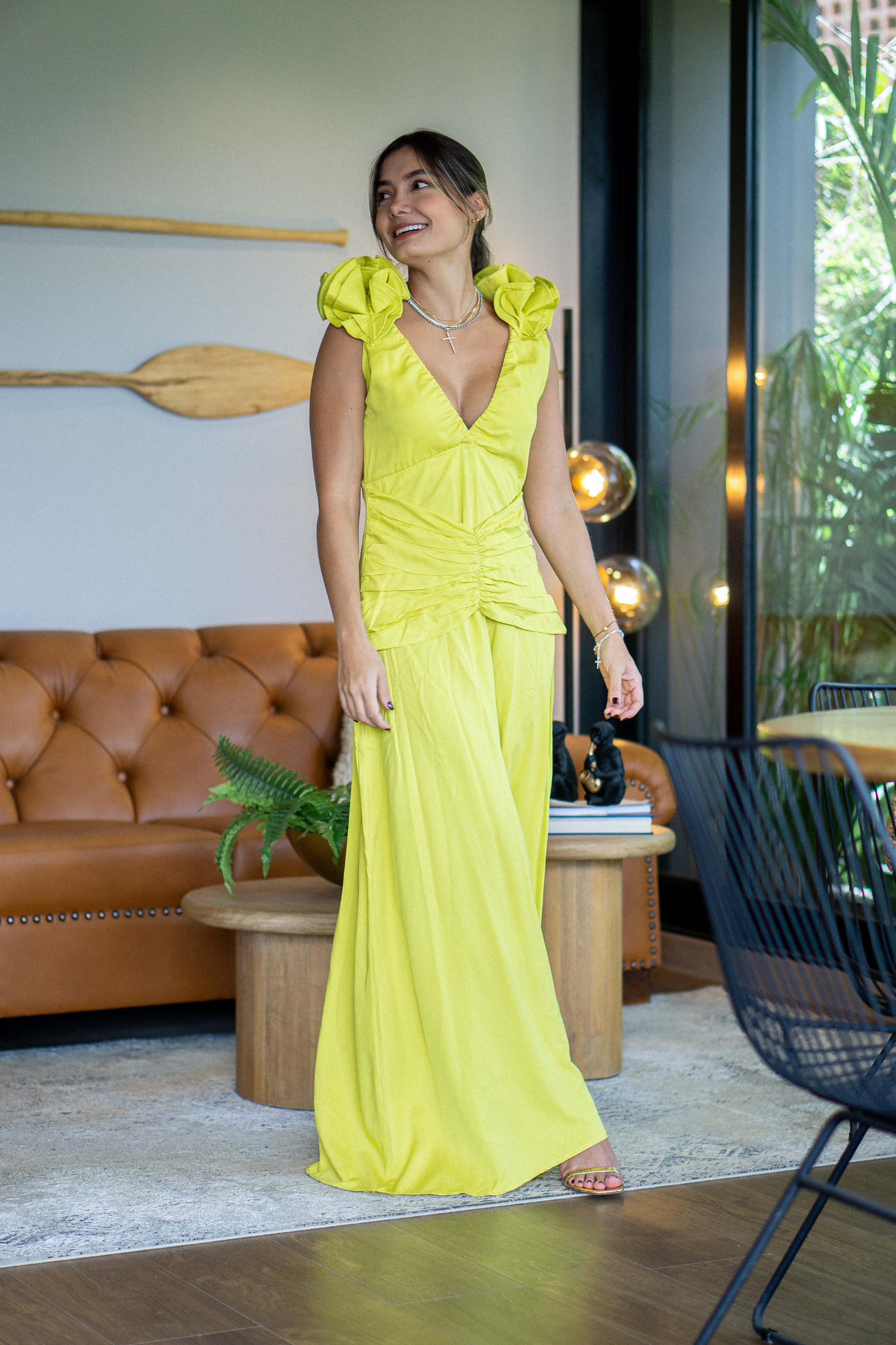 Hermoso vestido largo drapeado con detalles en los hombros color verde neon con modelo 