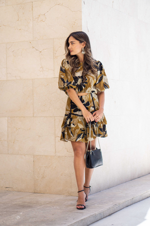 Hermoso vestido corto con un bordado en la parte de adelante color camel
