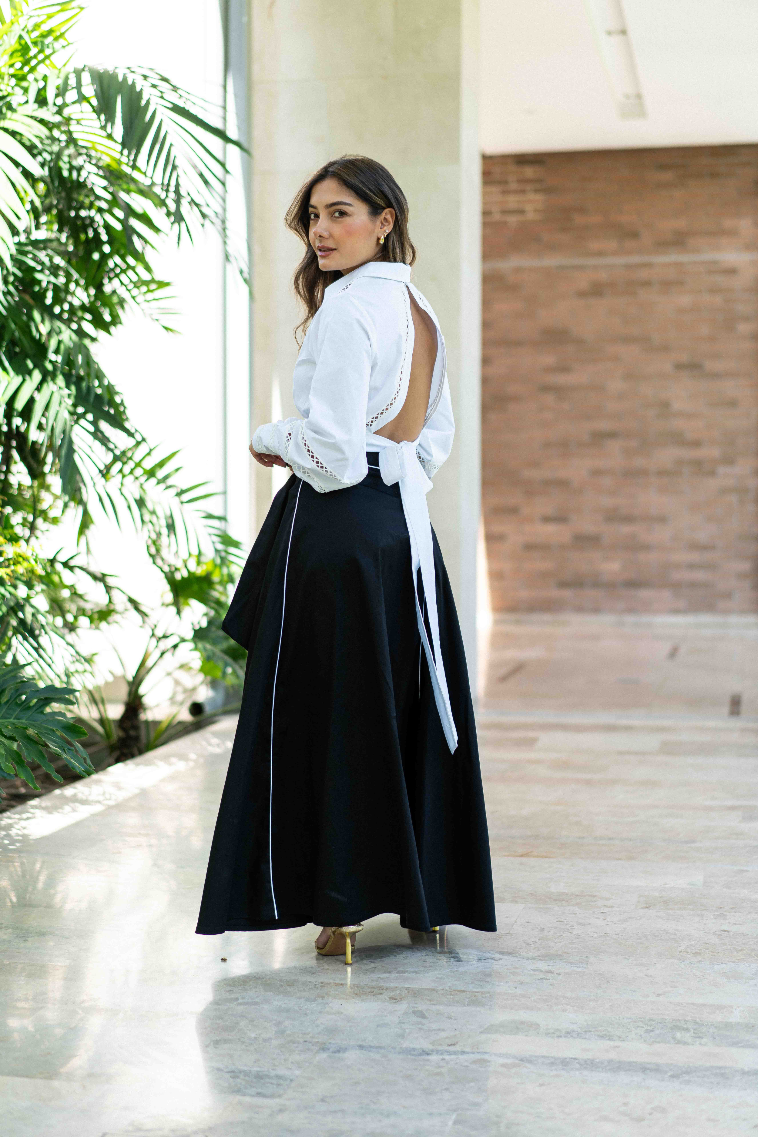 Hermosa falda larga con venas laterales color Negro
