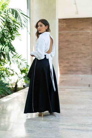 Hermosa falda larga con venas laterales color Negro