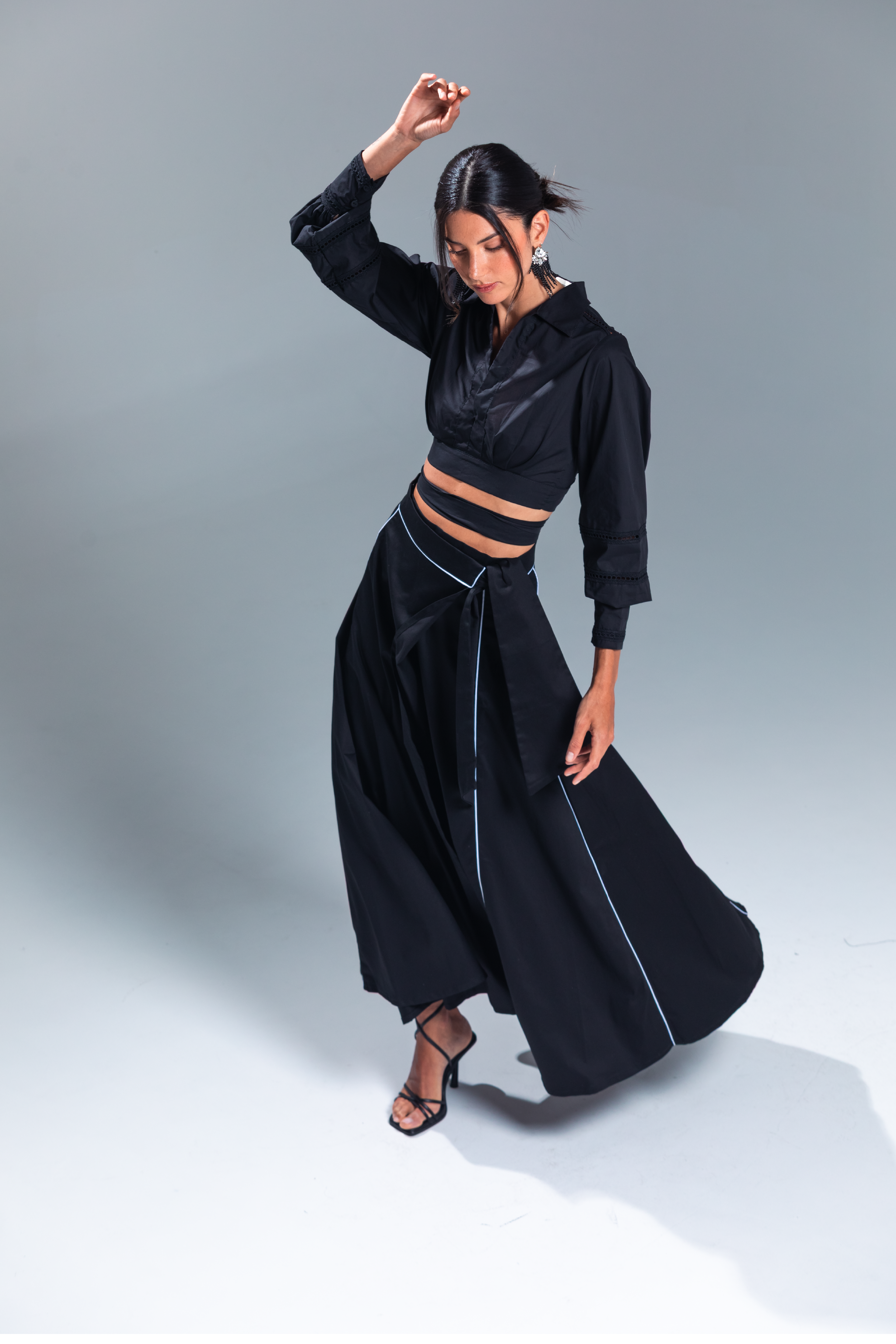 PTJ2783120 falda con lazos con blusa negra