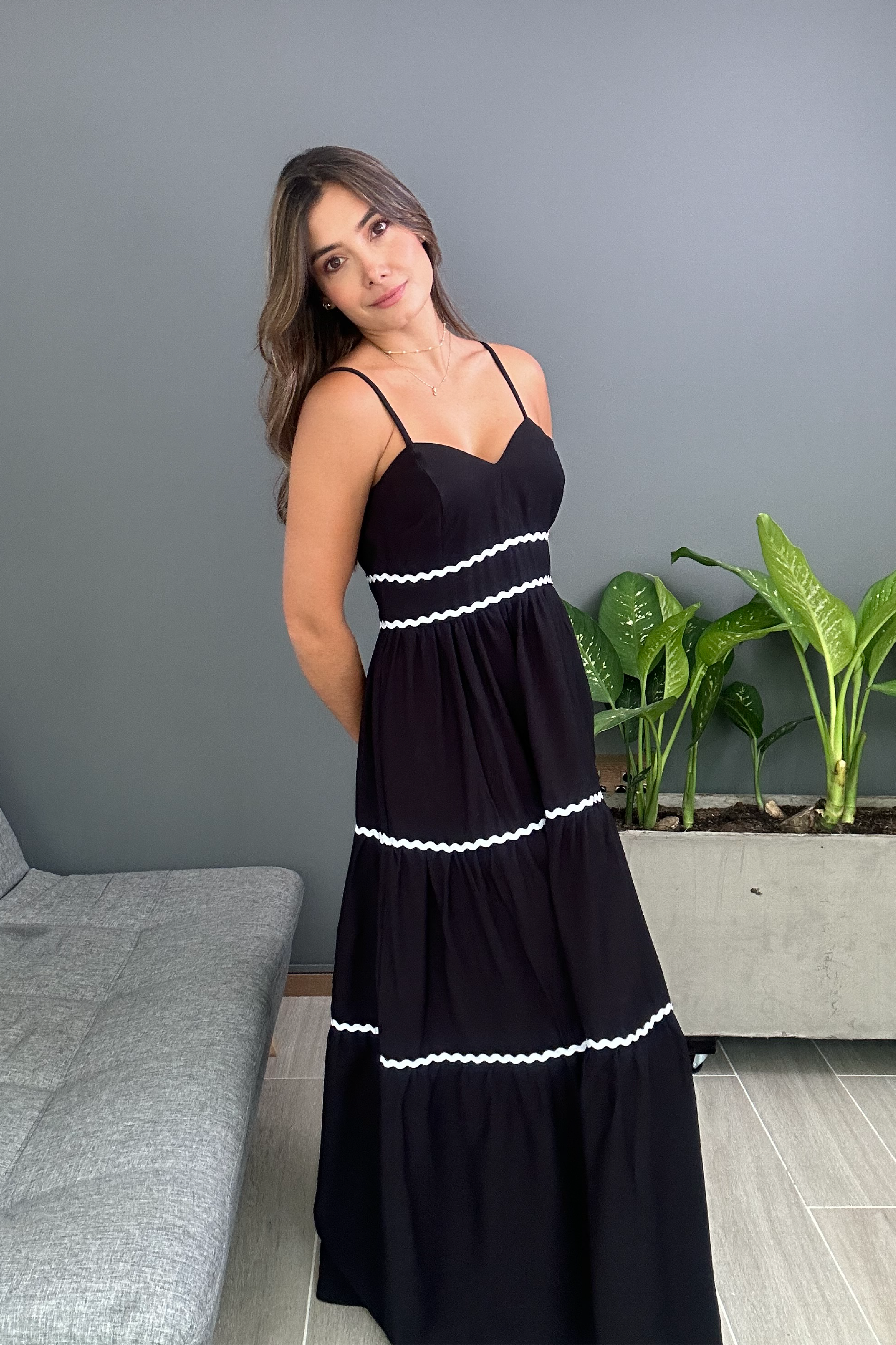 PTJ140030 Vestido negro con tiras y detalles en blanco 