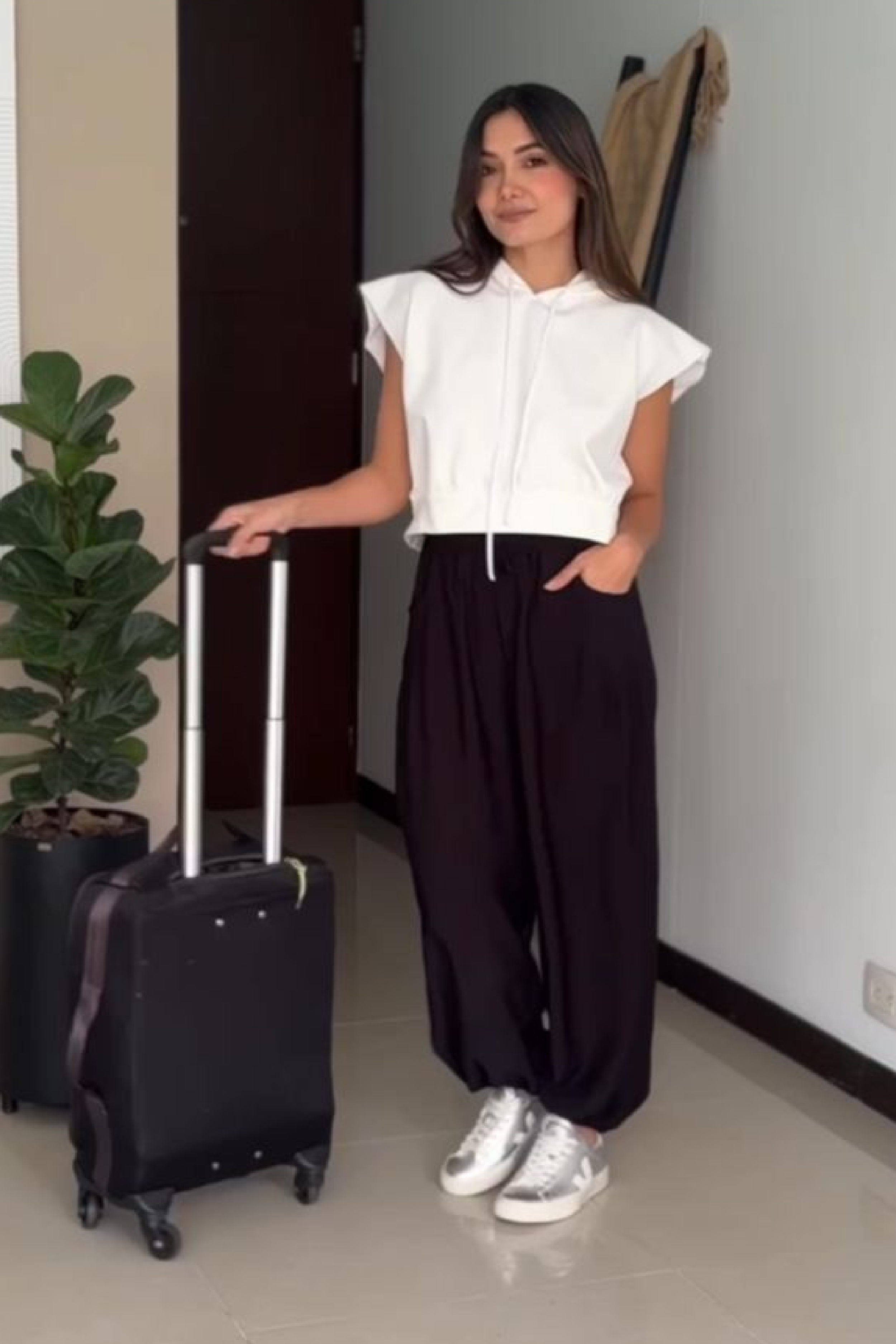 PTJ1457 Camiseta blanca con accesorio con pantalón negro