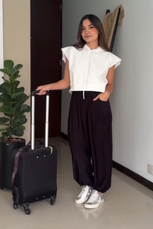 PTJ1457 Camiseta blanca con accesorio con pantalón negro