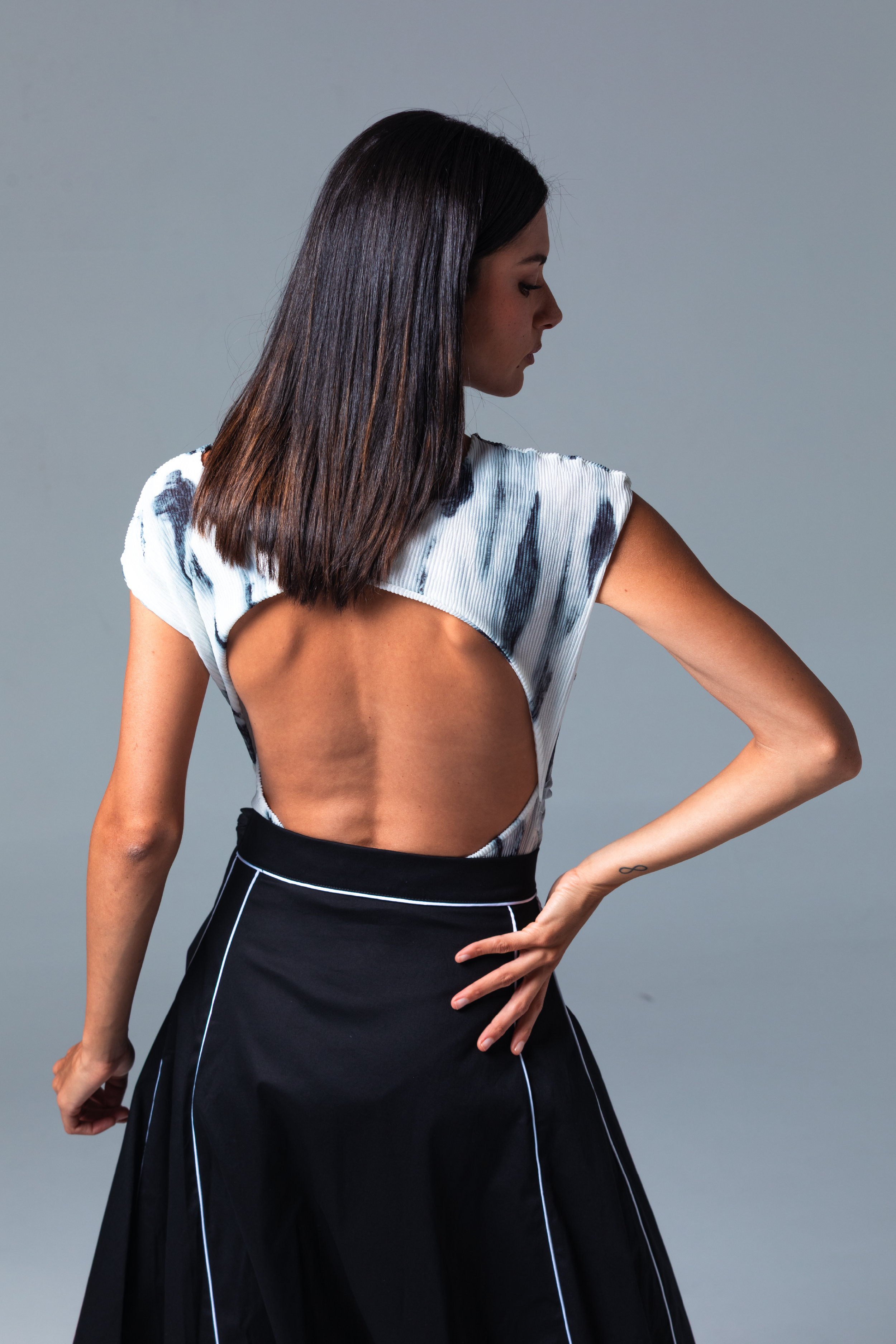 PTJ149812000 body con estampado y falda negra