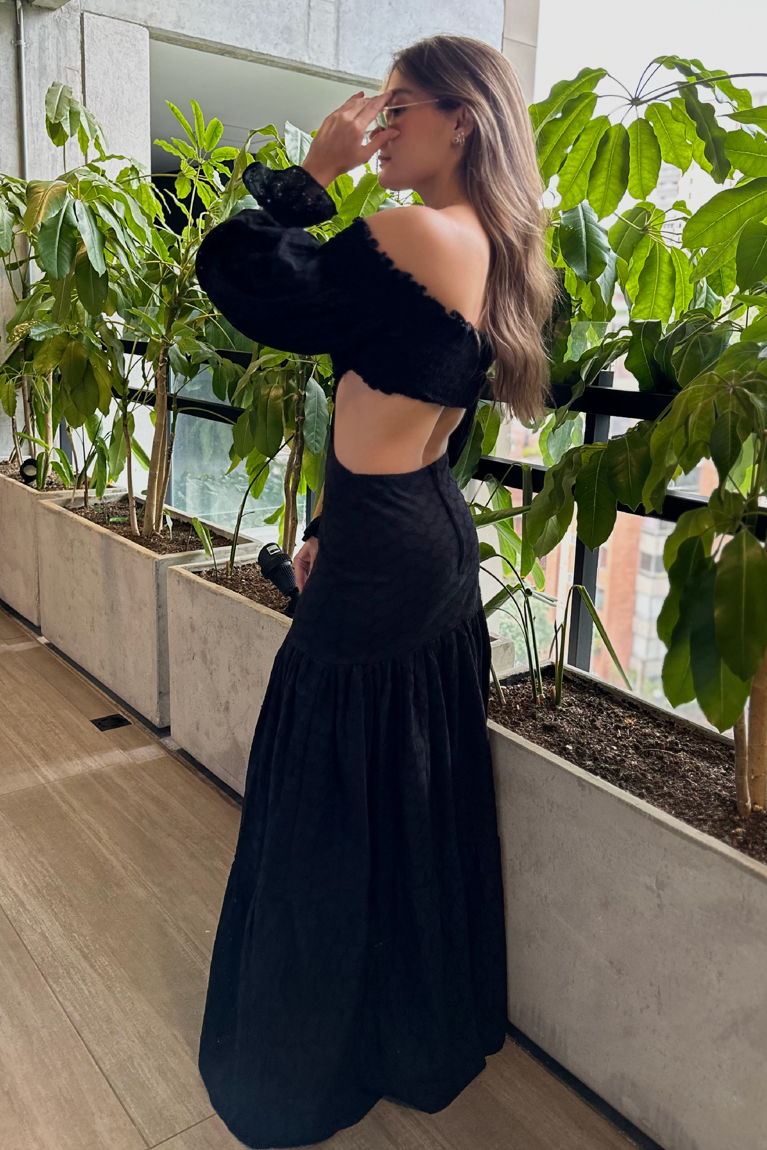 PTJ22320 vestido negro de ojalillo