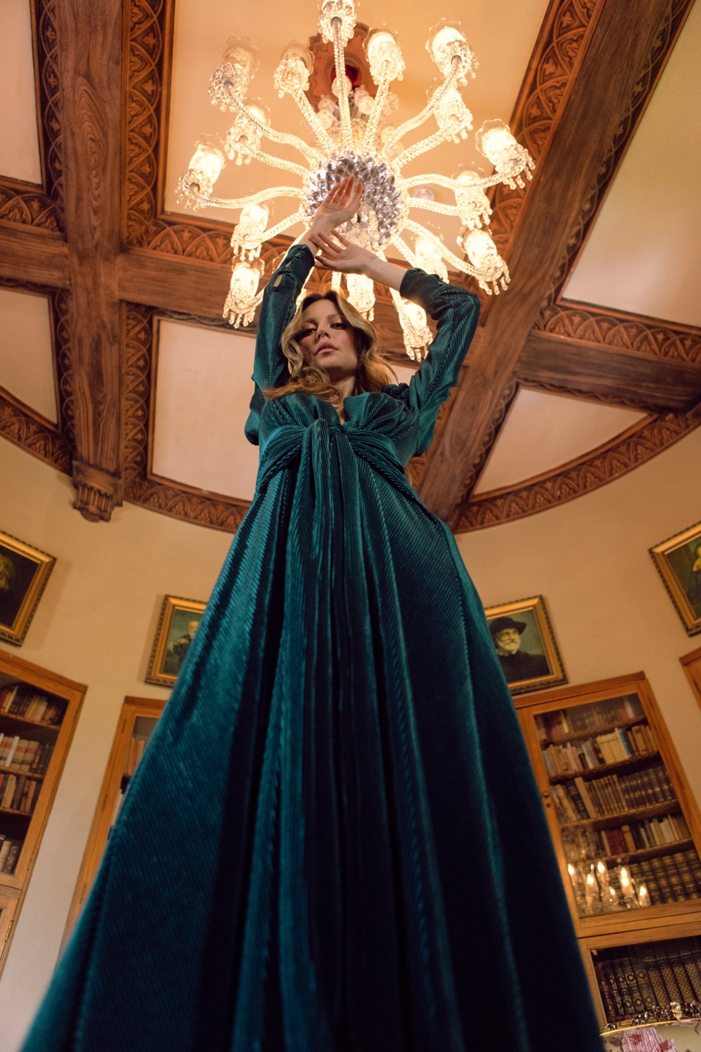 hermoso vestido manga larga con textura color verde