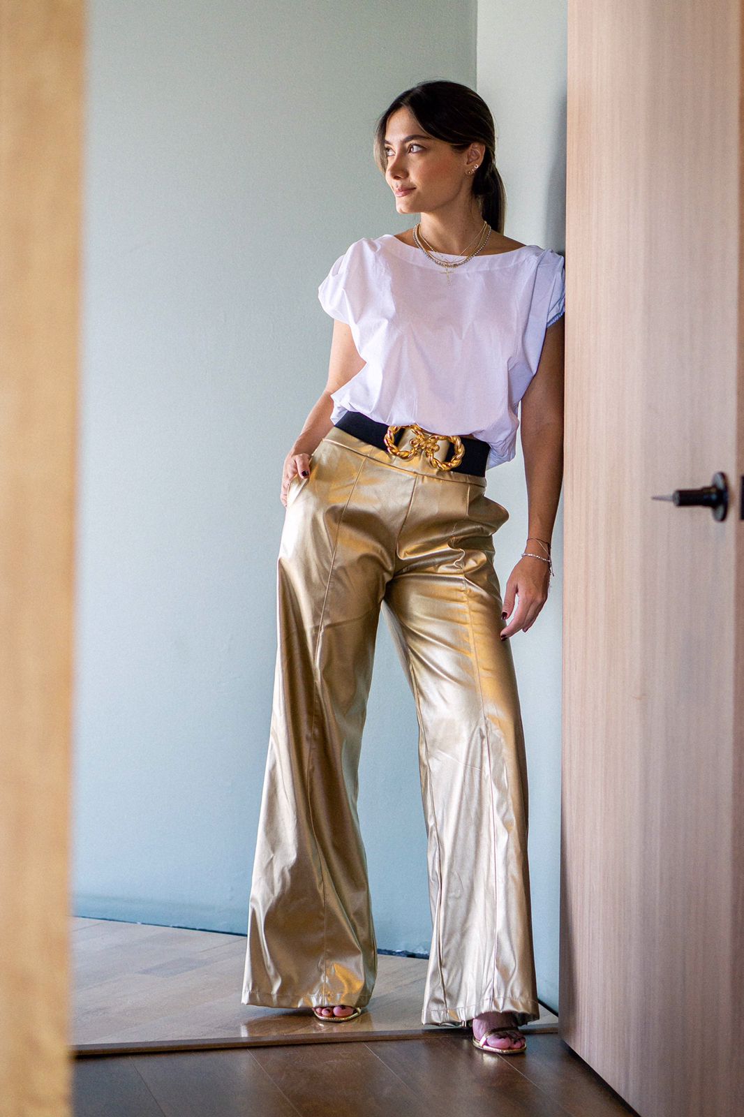 Pantalon bota recta con efecto metalizado color dorado con blusa
