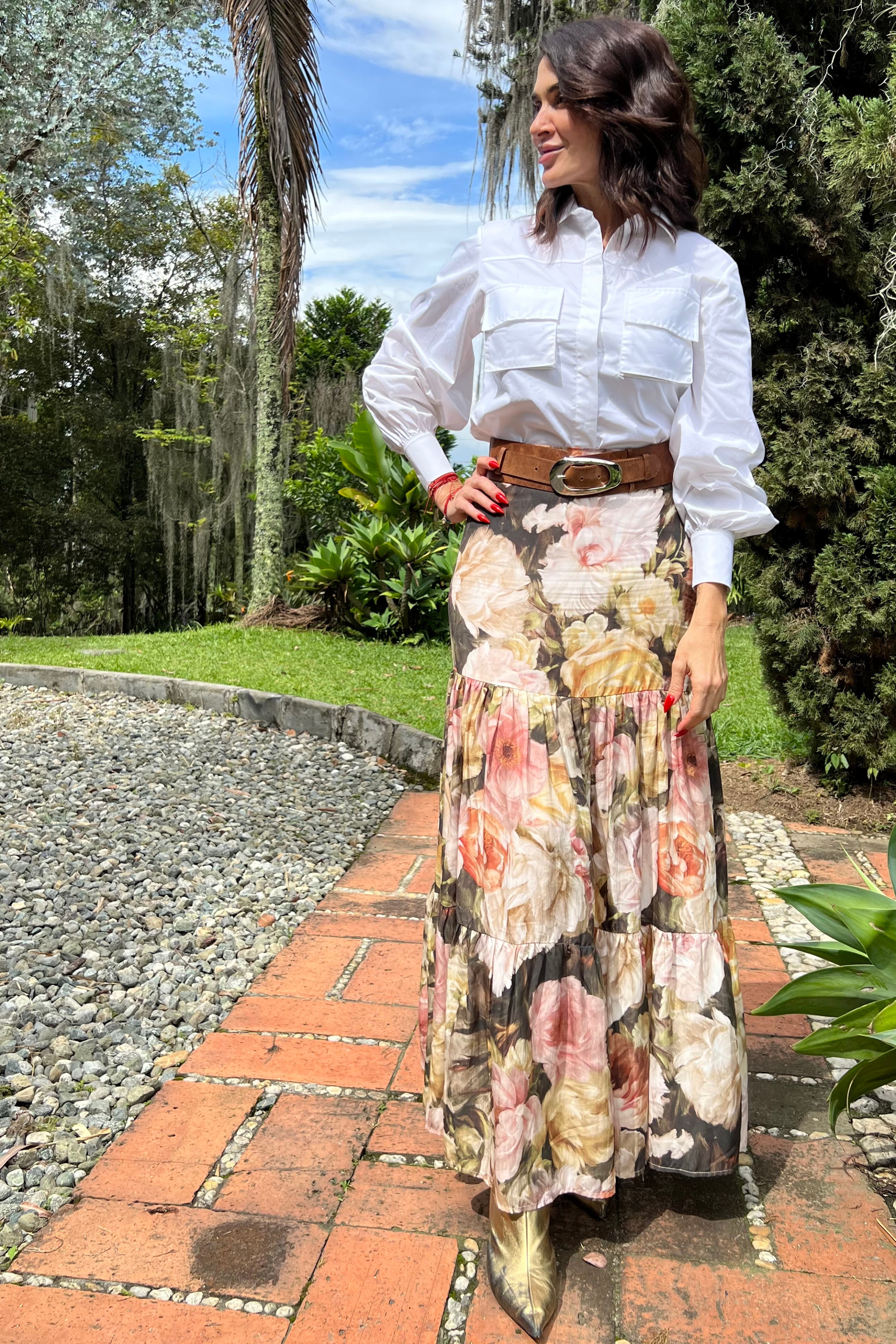 Hermosa correa con hebilla óvalo color café  con una falda larga y camisa blanca