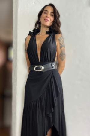 Hermosa correa con hebilla óvalo color negro con una falda larga negfra y vestido de baño 