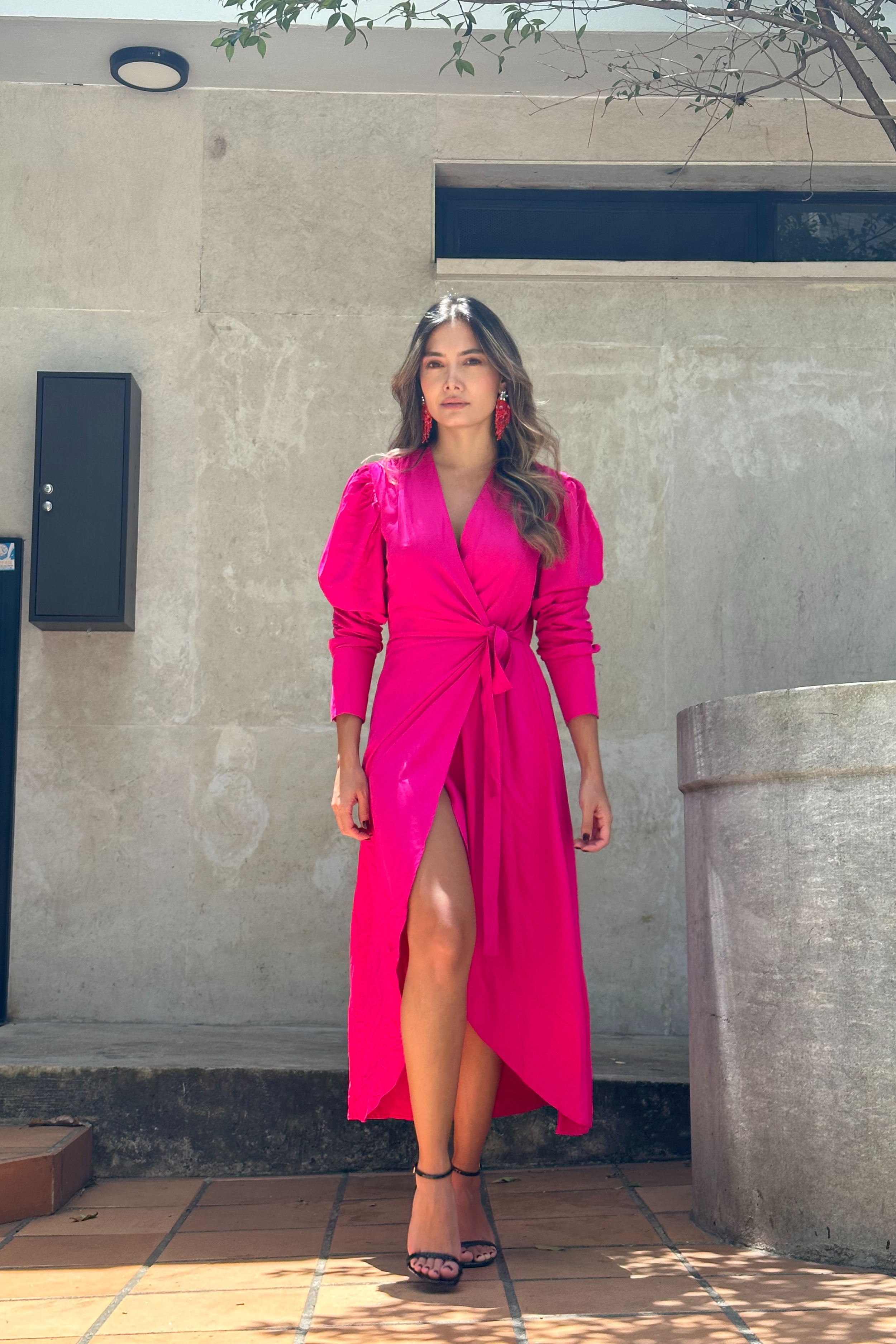 vestido midi manga larga foto con modelo