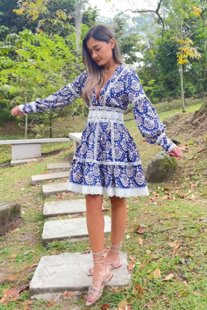Vestido corto manga larga valentina foto con modelo 