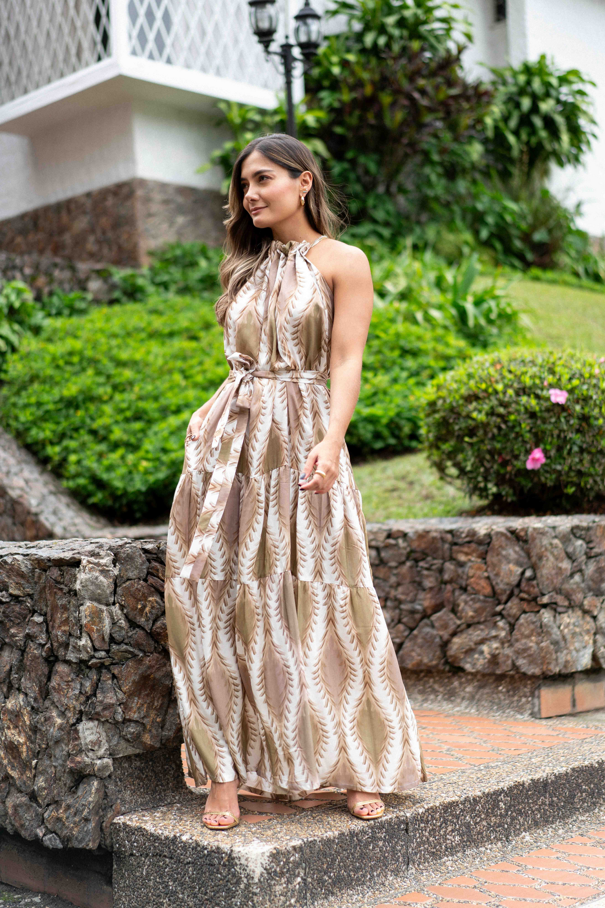 Vestido cuello halter color beige