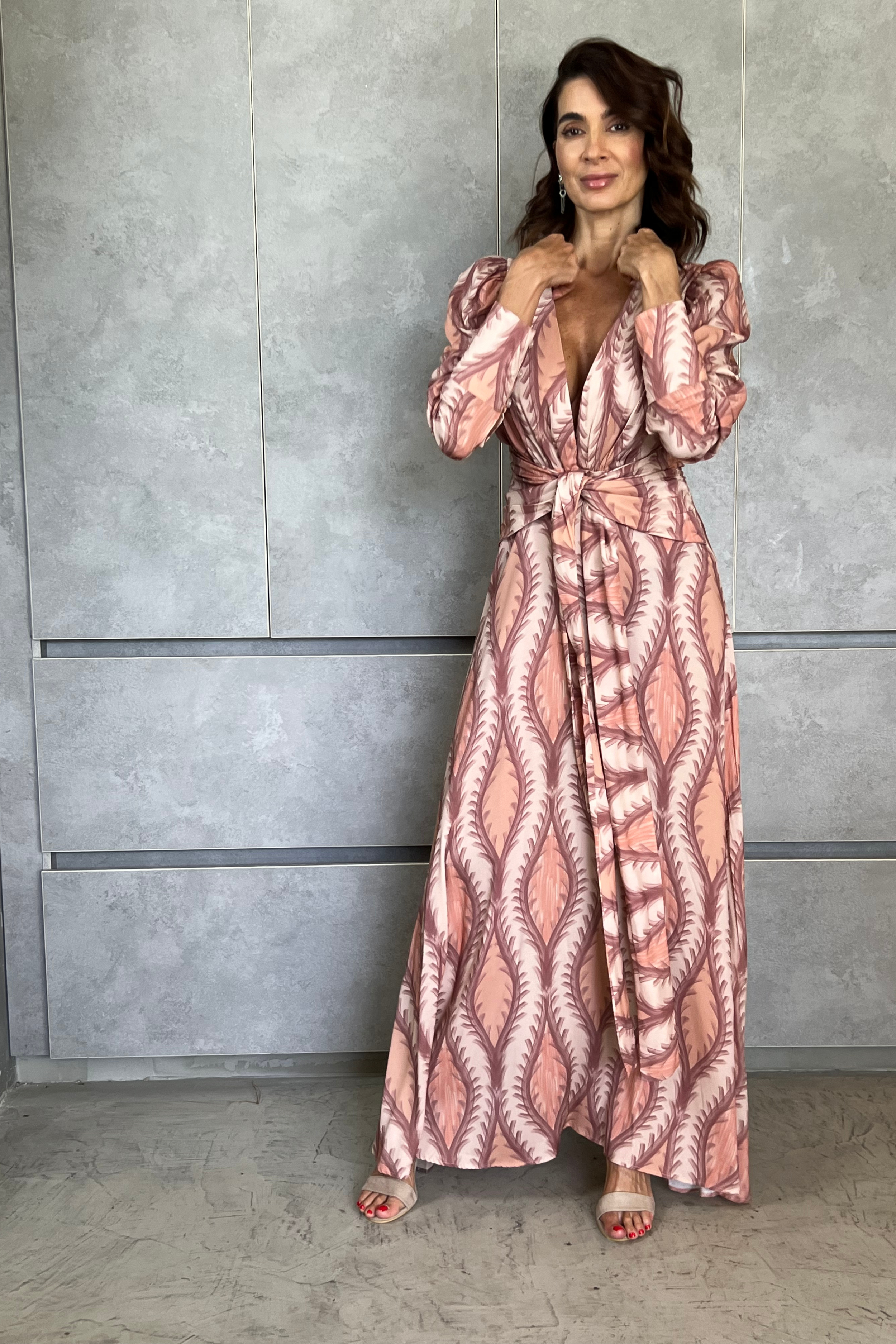 Hermoso vestido manga larga con lazos para ajustar color salmon