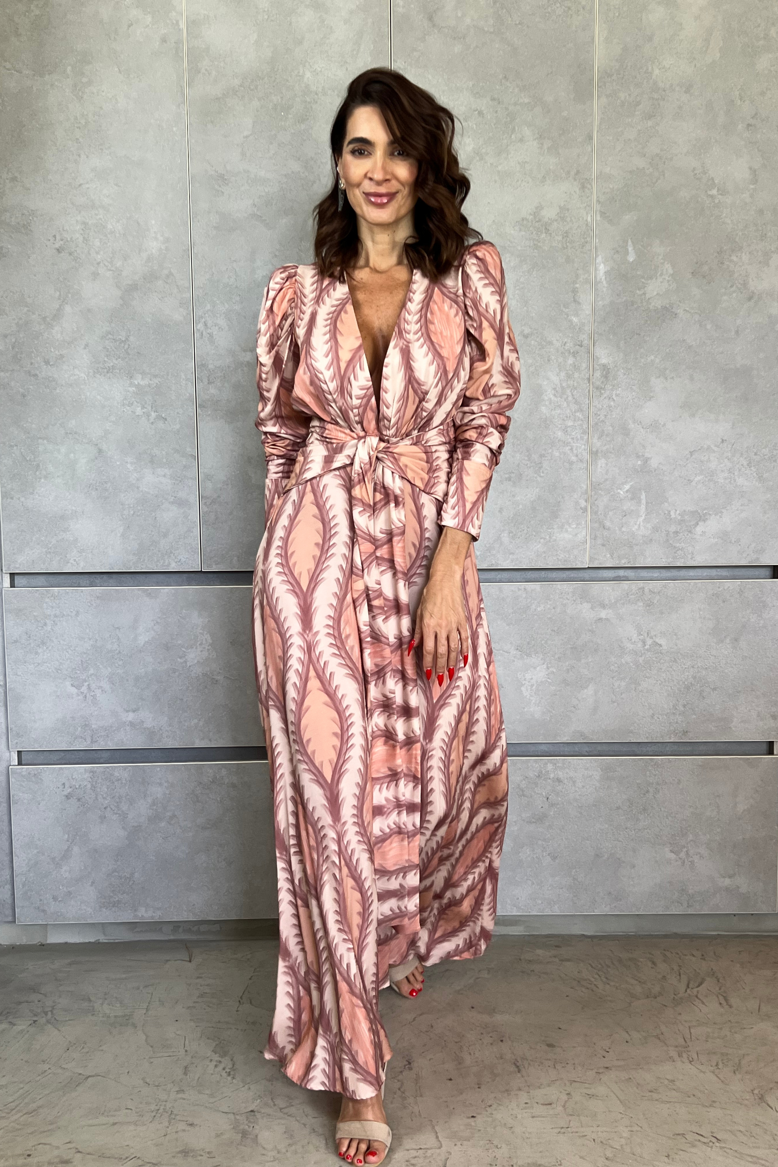 Hermoso vestido manga larga con lazos para ajustar color salmon